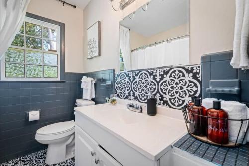 uma casa de banho com um lavatório, um WC e um espelho. em 20 Mins to Downtown - Relaxing Rambler em Mobile