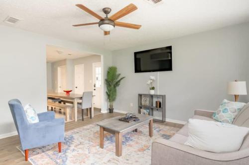 Una sala de estar con un sofá y un ventilador de techo. en Fenced Yard & Patio Ventura Vista Retreat, en Columbus