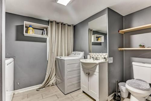 een badkamer met een wastafel en een toilet bij Sweet Sunny Retreat- Both Houses in Savannah