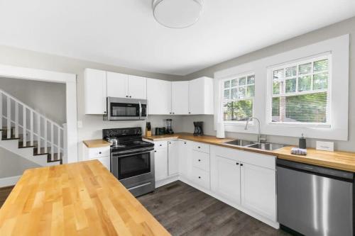 Η κουζίνα ή μικρή κουζίνα στο Renovated Mins to BHM CrossPlex-Central Park Chic