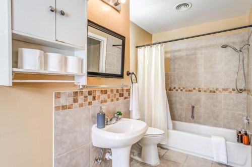 een badkamer met een wastafel, een toilet en een douche bij Mins to Graceland & Airport- Whitehaven Hideaway in Memphis