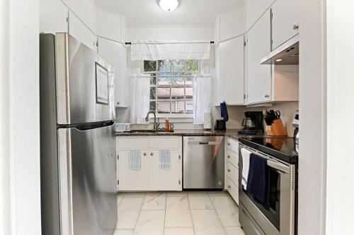 Η κουζίνα ή μικρή κουζίνα στο Near University & Dining- Garden District Dwelling