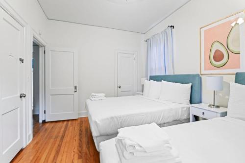 Ένα ή περισσότερα κρεβάτια σε δωμάτιο στο Near University & Dining- Garden District Dwelling
