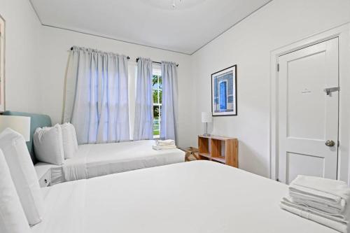 Ένα ή περισσότερα κρεβάτια σε δωμάτιο στο Near University & Dining- Garden District Dwelling