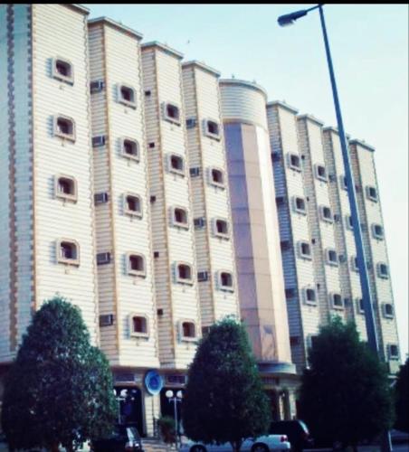 a large building with windows on the side of it at المعالي للشقق المخدومة in Hafr Al Baten