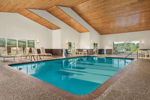 uma piscina com água azul num quarto de hotel em Country Inn & Suites by Radisson, Decorah, IA em Decorah