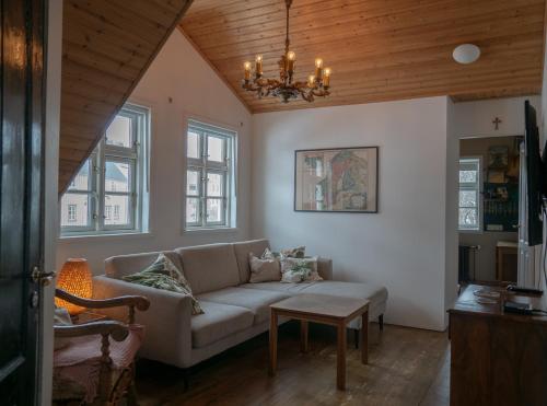 uma sala de estar com um sofá e uma mesa em Akureyri Old Town Home em Akureyri