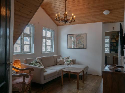 salon z kanapą i stołem w obiekcie Akureyri Old Town Home w Akureyri