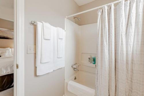 baño con cortina de ducha blanca y bañera en Idyllic in Irmo-Close to Lake Murray-Ft Jackson-Outdoor Adventures, en Irmo