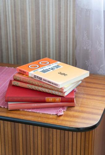 Casita Aurora Residence في ترومسو: ثلاثة كتب مكدسة فوق بعضها على طاولة
