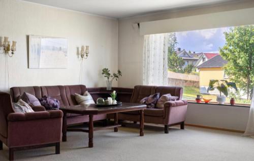 Casita Aurora Residence في ترومسو: غرفة معيشة مع كرسيين وطاولة قهوة