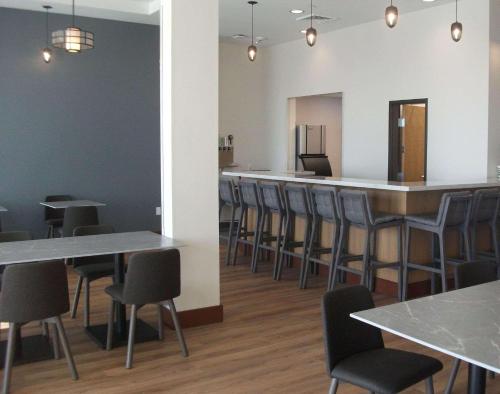 a bar in a room with tables and chairs at Radisson Hotel Pendleton Airport in Pendleton