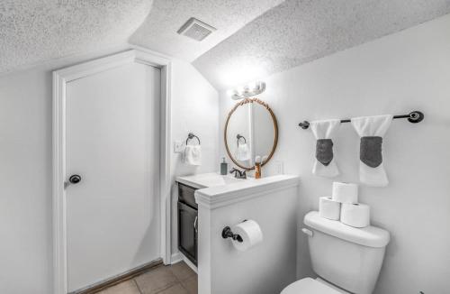 Koupelna v ubytování 20 Minutes from Downtown - Blues City Retreat