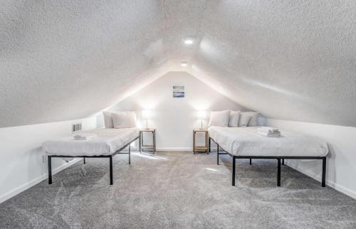 Postel nebo postele na pokoji v ubytování 20 Minutes from Downtown - Blues City Retreat