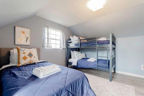 sypialnia z 2 łóżkami piętrowymi w pokoju w obiekcie 15 Mins to Columbia Airport - Win-Some At Wynnsum w mieście Lexington