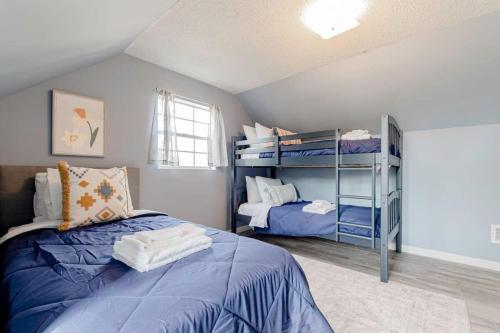 a bedroom with two bunk beds in a room at 15 Mins to Columbia Airport - Win-Some At Wynnsum in Lexington