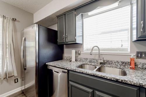 a kitchen with two sinks and a refrigerator at 15 Mins to Columbia Airport - Win-Some At Wynnsum in Lexington