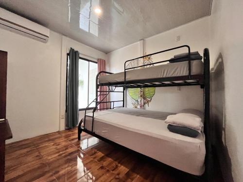 Кровать или кровати в номере La Tribu Boutique Hostel for women