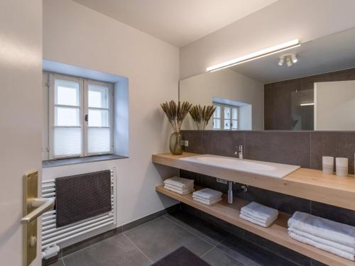 une salle de bain avec un lavabo et un miroir dans l'établissement Zentral, à Hopfgarten im Brixental