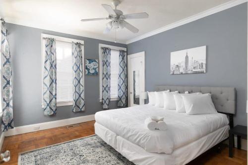 Кровать или кровати в номере Maddie's Manor- Capitol Heights- Mins to Everything