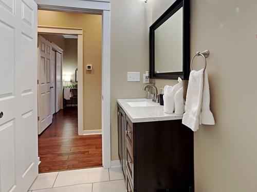 een badkamer met een wastafel en een spiegel bij Rockaway Rookwood Retreat- Unit 1 in Indianapolis