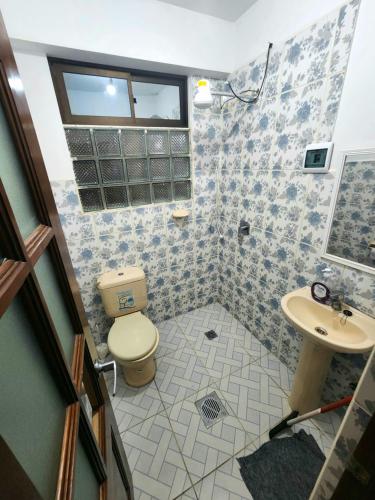 y baño con aseo y lavamanos. en Hospedaje Chavez, en La Paz