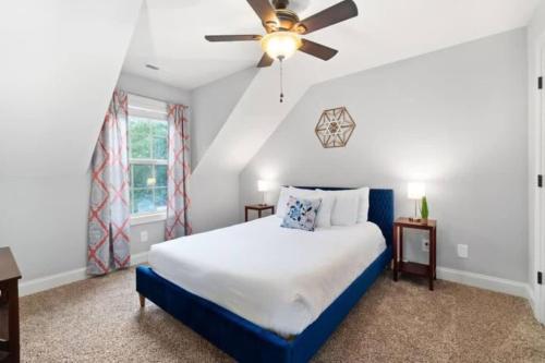 una camera con letto e ventilatore a soffitto di The Campbell Carriage House a Clarksville
