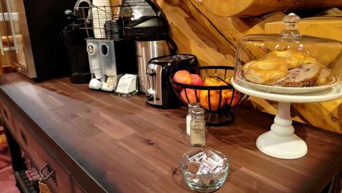 een aanrecht met een kom brood en een fruitschaal bij Dodge Peak Lodge in Bonners Ferry