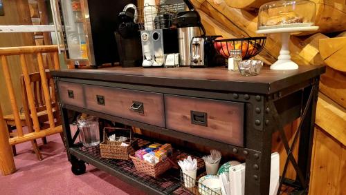 een keukenkar met daarop een aanrechtblad bij Dodge Peak Lodge in Bonners Ferry