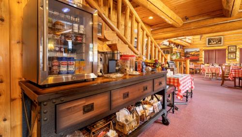 een restaurant met een toonbank vol eten bij Dodge Peak Lodge in Bonners Ferry