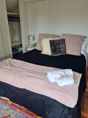 Un dormitorio con dos toallas en una cama. en Paris studio, en Auckland