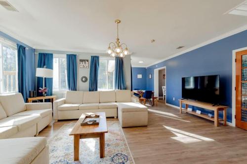 a living room with a couch and a tv at Sweet Retreat-- Mins to Columbia in Columbia