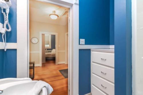a bathroom with blue walls and a white sink at The Parkside Cottage Lakebottom Park at Doorstep! in Columbus