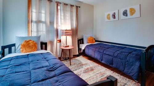 1 dormitorio con 2 camas y sofá en Retro Rainbow at Herb River-Citron and Sassy #6, en Savannah