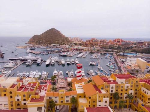 uma vista aérea de um porto com barcos na água em Marina Junior suite em Cabo San Lucas