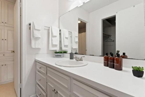 un bagno con un lavandino e un grande specchio di Large Fenced Yard near Midtown- Shamrock Stay a Montgomery