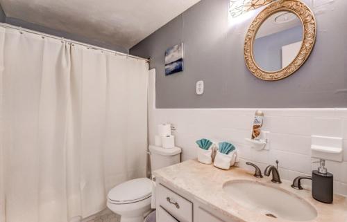 A bathroom at 10 from U of Memphis & Airport- Pinecrest Perch