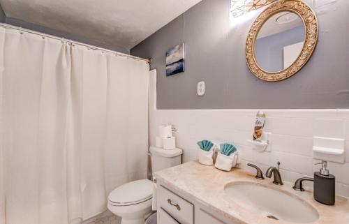 W łazience znajduje się umywalka, toaleta i lustro. w obiekcie 10 from U of Memphis & Airport- Pinecrest Perch w mieście Memphis