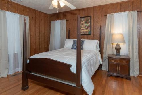 Postel nebo postele na pokoji v ubytování The Columbus Cottage Mins to Benning Downtown