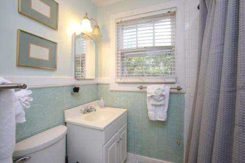 baño con lavabo y aseo y ventana en Forest Lake Hidden Gem 3 Min to Ft Jackson & Shops en Columbia