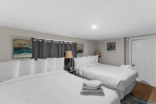 2 Betten in einem Zimmer mit weißen Kissen in der Unterkunft Near Hospital & Dining- Beds on Broadmoor - Unit B in Birmingham