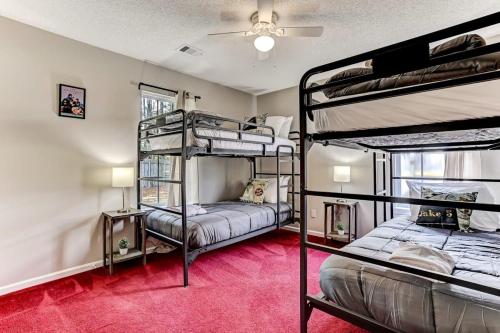 1 Schlafzimmer mit 2 Etagenbetten und einem roten Teppich in der Unterkunft Ruby Red Reels in Savannah