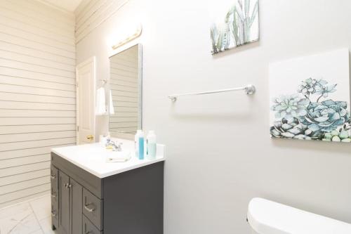 Koupelna v ubytování Midtown Magic- Main house- 10mins to Downtown