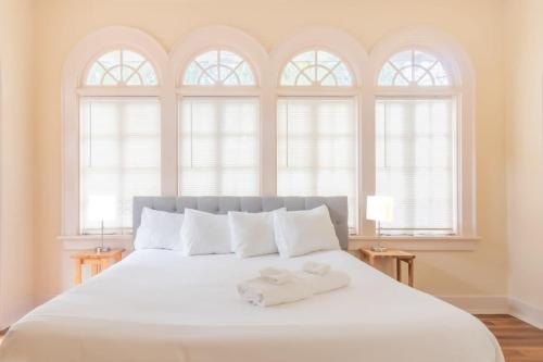 Postel nebo postele na pokoji v ubytování Midtown Magic- Main house- 10mins to Downtown