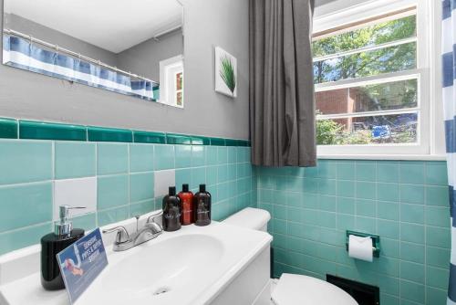 łazienka z umywalką, toaletą i oknem w obiekcie Near Hospital & Dining- Beds on Broadmoor - Unit A w mieście Birmingham