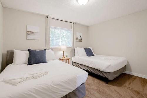 1 dormitorio con 2 camas y ventana en Mins to USC Hospital Zoo Columbia Duet-Unit B, en West Columbia