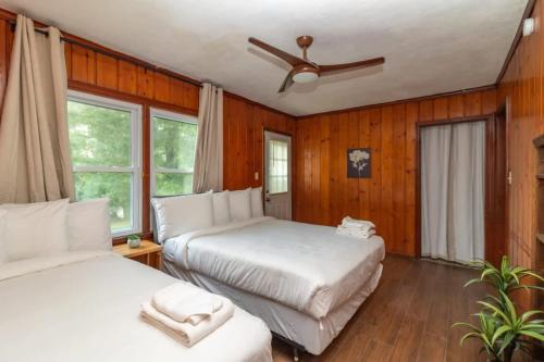 una camera con 2 letti e un ventilatore a soffitto di Near Benning w Fenced Yard- Family Ranch Retreat a Columbus