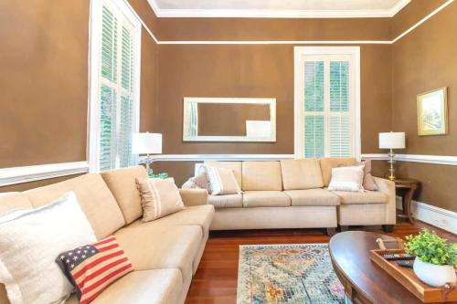 ein Wohnzimmer mit Sofa und Tisch in der Unterkunft Bumblebee Mansion w Tiny Home Historic Modern in Columbus