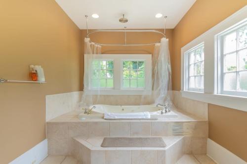 Un baño de Bumblebee Mansion w Tiny Home Historic Modern