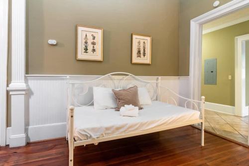 - un lit blanc avec des oreillers dans l'établissement Bumblebee Mansion w Tiny Home Historic Modern, à Columbus
